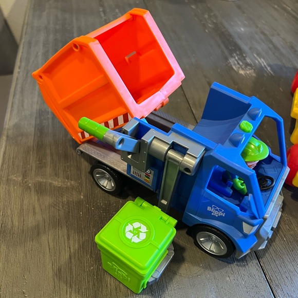 Blippi Recycling Truck Toy garbage can, garbage and Blippi - Picture 5 of 8